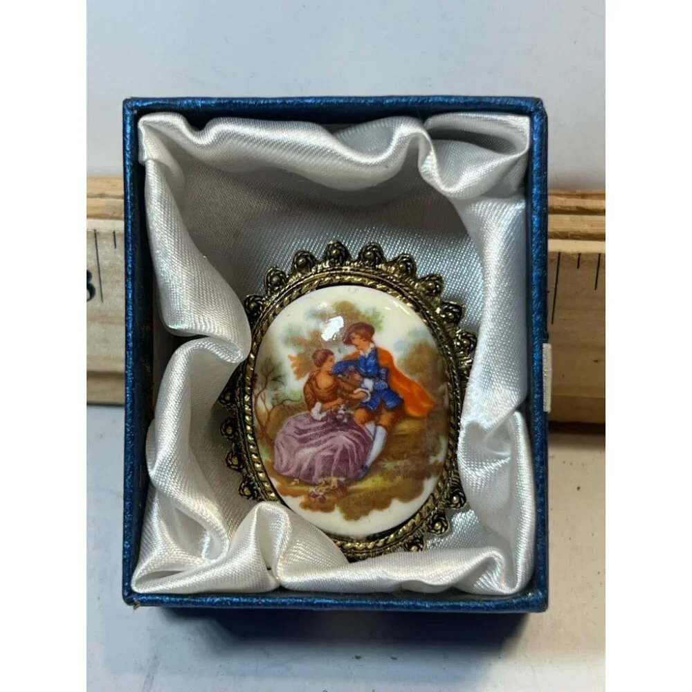 Vintage Porcelain Cameo Women's Brooch Romantic Couple Gold Tone - Picture 2 of 3